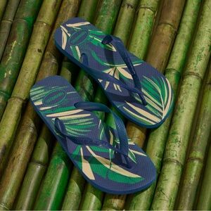 Havaianas Blue and Green Leaf Print Flip Flops. Size 9/10